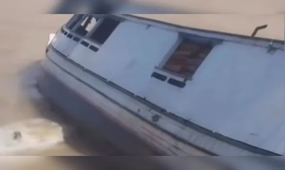 Imagem ilustrativa da imagem Vídeo: barco naufraga com carga de madeira em Breves