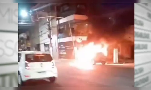 Imagem ilustrativa da imagem Vídeo: carro pega fogo após colidir com poste em Belém