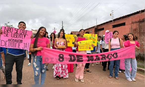 Imagem ilustrativa da imagem Alunos de Morada Nova caminham pelo fim da violência à mulher