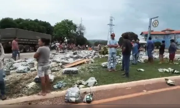 Imagem ilustrativa da imagem Carreta tomba e atinge ônibus com mais de 30 passageiros em Tucuruí