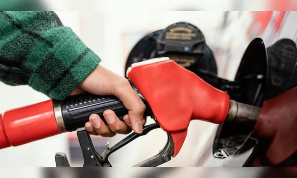 Imagem ilustrativa da imagem Governo Lula reduz imposto para barrar impacto da alta do petróleo