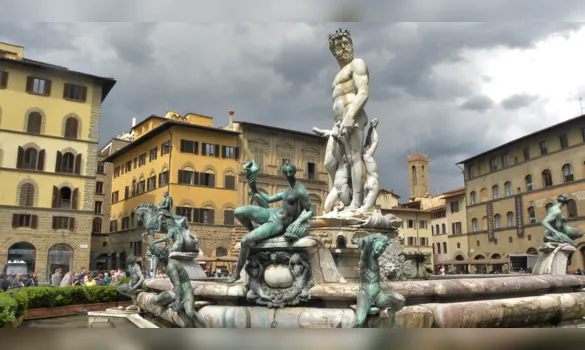 Imagem ilustrativa da imagem Turista é multada após tentar tocar pênis de estátua na Itália