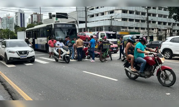 Imagem ilustrativa da imagem Motociclista fica ferida em acidente na Almirante Barroso