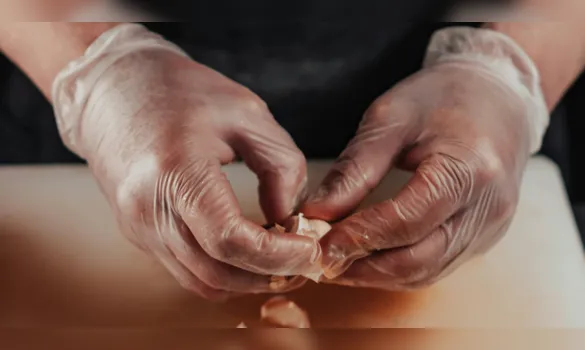 Imagem ilustrativa da imagem Como tirar a casca do alho sem deixar cheiro nas mãos? Faça isso agora