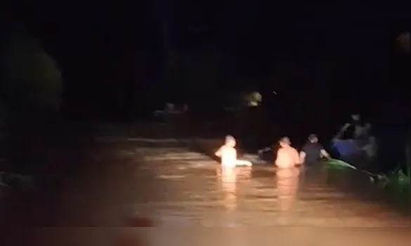 Imagem ilustrativa da imagem Vídeo: PM resgata 9 pessoas ilhadas em carro submerso no Pará