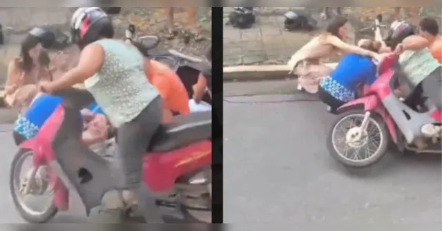 Imagem ilustrativa da notícia VÍDEO: Motociclista cai sobre a vítima ao parar para olhar acidente
