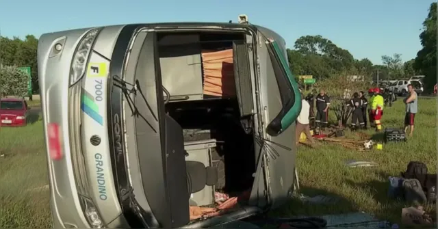 Imagem ilustrativa da notícia Ônibus tomba em alta velocidade com 40 pessoas no interior de São Paulo