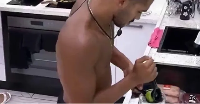 Imagem ilustrativa da notícia Matheus tenta espremer limão sem cortar e viraliza no BBB 26