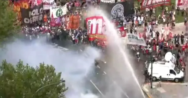 Imagem ilustrativa da notícia Reforma de Milei tem jornada até 12 horas e mudanças no 13º