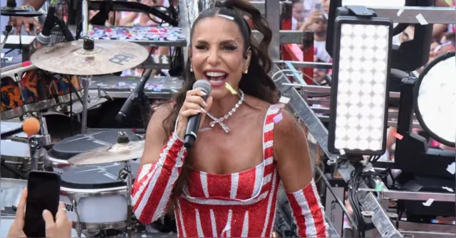 Imagem ilustrativa da notícia Ivete Sangalo recebe colares dos Filhos de Gandhy durante o Bloco Coruja