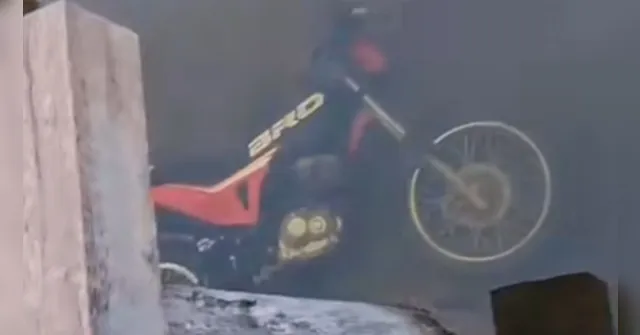 Imagem ilustrativa da notícia Homem morre após cair de moto em igarapé em Tomé-Açu