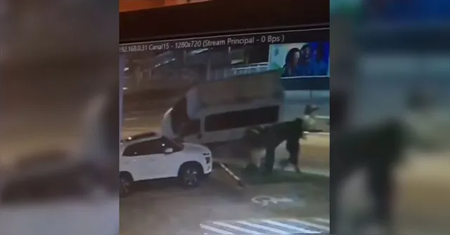 Imagem ilustrativa da notícia VÍDEO: câmera flagra van atingindo pedestre na BR-316