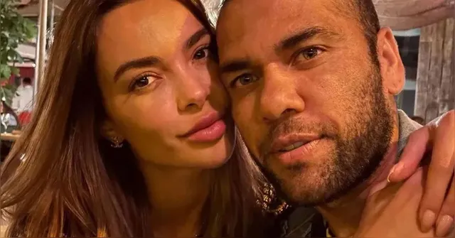 Imagem ilustrativa da notícia Esposa de Daniel Alves exibe foto rara do jogador com a filha