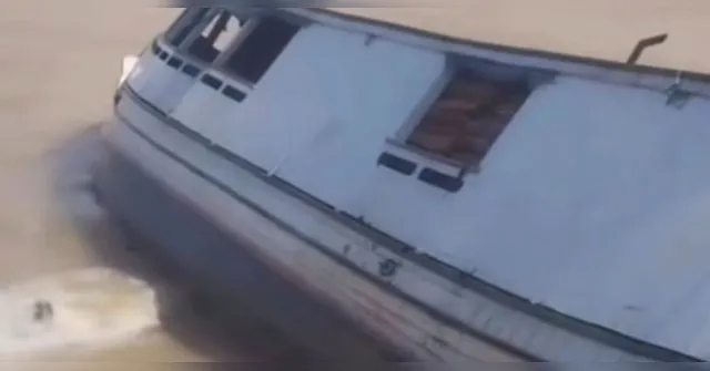 Imagem ilustrativa da notícia Vídeo: barco naufraga com carga de madeira em Breves