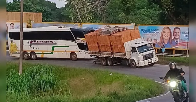 Imagem ilustrativa da notícia Caminhão quase tomba no viaduto e provoca lentidão no trânsito