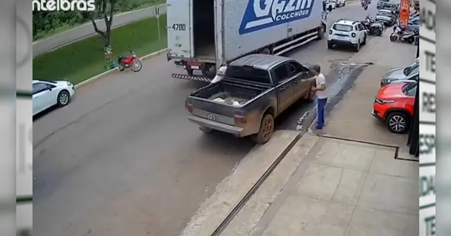 Imagem ilustrativa da notícia VÍDEO: Porta de caminhão se abre e atinge homem em Parauapebas