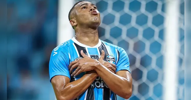 Imagem ilustrativa da notícia Com 3 gols de Carlos Vinícius, Grêmio goleia Botafogo no Brasileirão