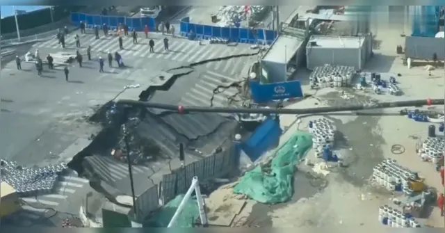 Imagem ilustrativa da notícia Vídeo: cratera engole rua em Xangai durante obra de metrô