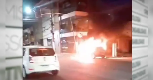 Imagem ilustrativa da notícia Vídeo: carro pega fogo após colidir com poste em Belém