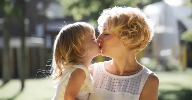 Imagem ilustrativa da notícia "Selinho" nos filhos: entenda os riscos desse hábito polêmico