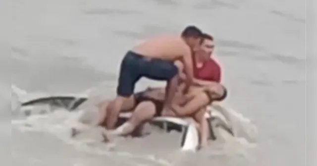 Imagem ilustrativa da notícia Vídeo: carro cai em igarapé durante chuva desta segunda-feira (15)