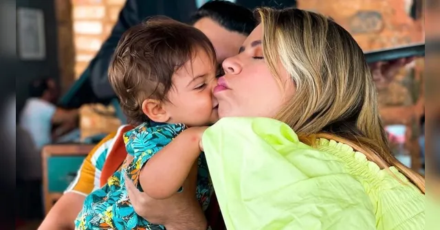 Imagem ilustrativa da notícia Filho de Marília Mendonça emociona fãs ao tocar música da mãe