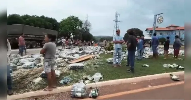 Imagem ilustrativa da notícia Carreta tomba e atinge ônibus com mais de 30 passageiros em Tucuruí