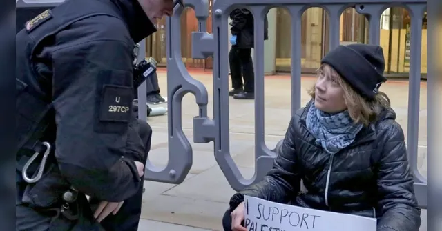 Imagem ilustrativa da notícia Greta Thunberg é presa no Reino Unido durante protesto