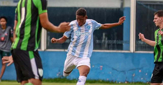 Imagem ilustrativa da notícia Paysandu paga premiação e Klayvert surpreende ao presentear a mãe