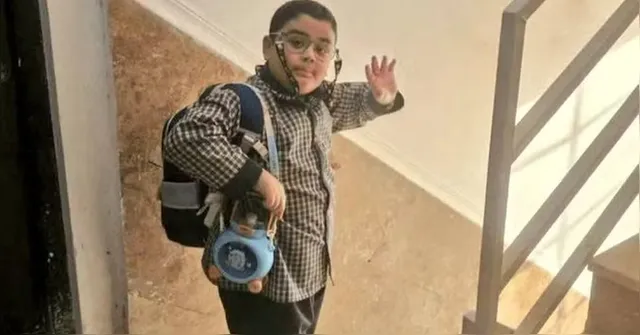 Imagem ilustrativa da notícia Menino acena para a mãe antes de morrer em ataque e foto viraliza