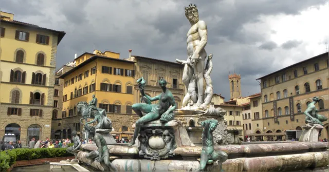 Imagem ilustrativa da notícia Turista é multada após tentar tocar pênis de estátua na Itália