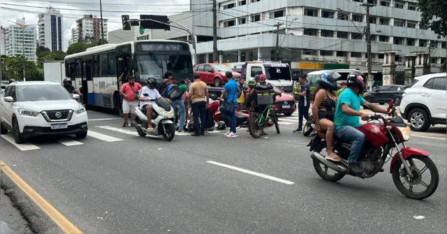 Imagem ilustrativa da notícia Motociclista fica ferida em acidente na Almirante Barroso