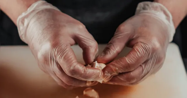 Imagem ilustrativa da notícia Como tirar a casca do alho sem deixar cheiro nas mãos? Faça isso agora