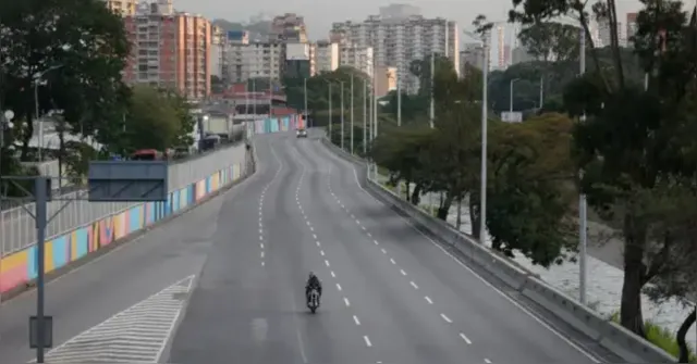 Imagem ilustrativa da notícia Ataque dos EUA deixa Caracas com ruas vazias e filas no comércio