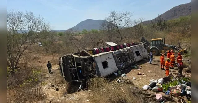 Imagem ilustrativa da notícia Ônibus com romeiros capota e deixa 15 mortos em Alagoas