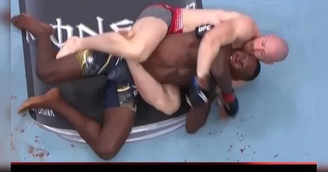 Imagem ilustrativa da notícia VÍDEO: Adesanya é nocauteado por Pyfer e amplia má fase no UFC