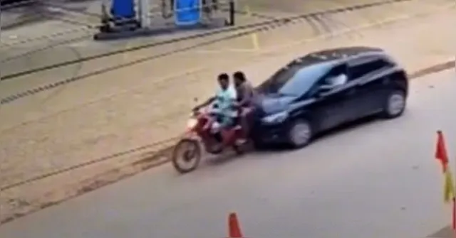 Imagem ilustrativa da notícia VÍDEO: família Kayapó é atropelada no Pará após carro atingir moto e fugir
