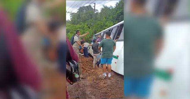 Imagem ilustrativa da notícia Moju-Abaetetuba: ônibus com 44 passageiros tomba na estrada