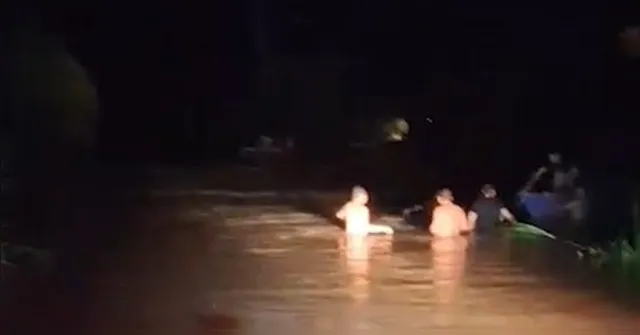 Imagem ilustrativa da notícia Vídeo: PM resgata 9 pessoas ilhadas em carro submerso no Pará