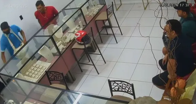 Imagem ilustrativa da imagem Joalheria tem prejuízo de quase R$ 2 milhões após roubo em Belém