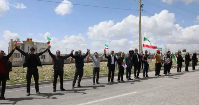 Imagem ilustrativa da imagem Iranianos fazem corrente humana em protesto contra ataques recentes dos EUA