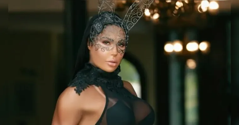 Imagem ilustrativa da notícia Gracyanne posa de topless e maiô cavado transparente; veja!