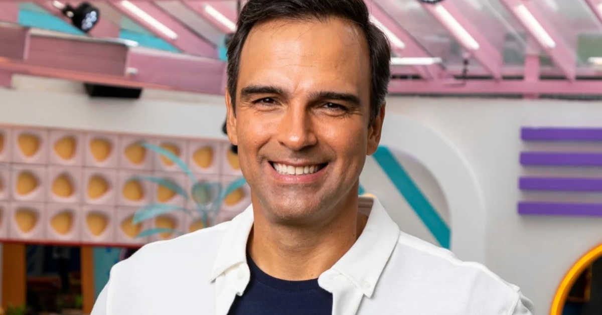 Apresentador Tadeu Schmidt teve contrato renovado e salário reajustado nesta edição do BBB 26.