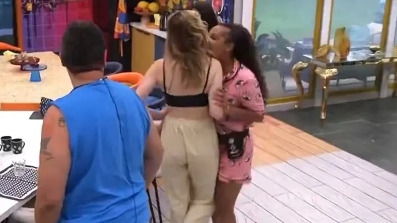 BBB 26: Vídeos que circulam nas redes sociais mostram o momento em que Sol segura Ana Paula pelos braços, empurra e, em seguida, pisa em seu pé.