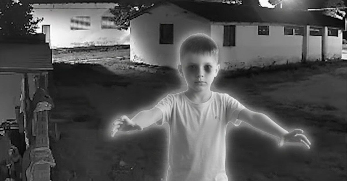 Imagem captada por câmera de segurança no bairro São Francisco, em Alenquer, mostra silhueta de menino que moradores associam a uma possível "visagem".