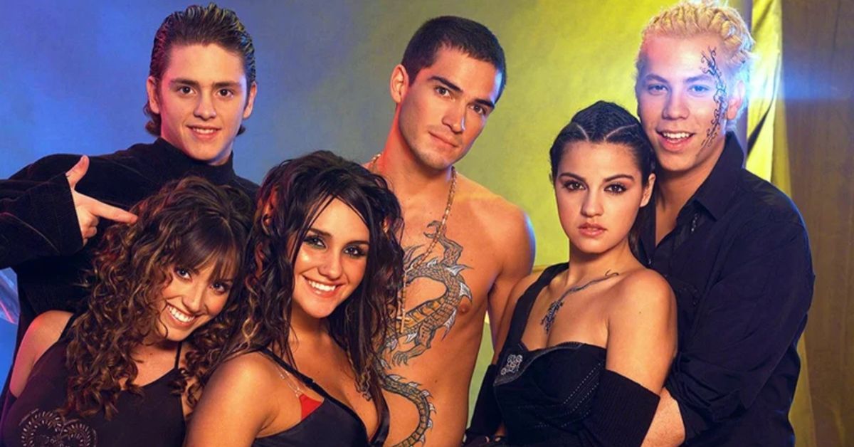 A sister não escondeu a euforia e reagiu com gritos, além de rolar pelo chão da sala ao ver um dos recados recebidos.