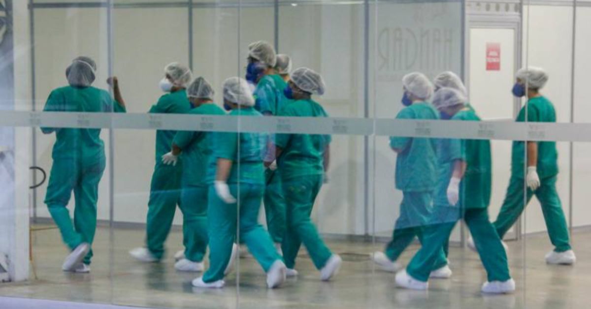 Menos de quinze dias após o registro do primeiro caso no Brasil, a Organização Mundial da Saúde declarou a doença como pandemia.