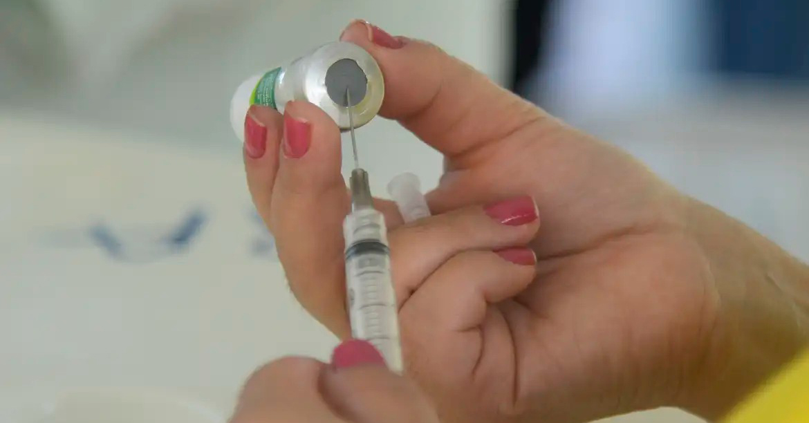 Medidas simples, como evitar locais fechados e manter a higiene das mãos, voltam a ganhar importância no dia a dia da população.