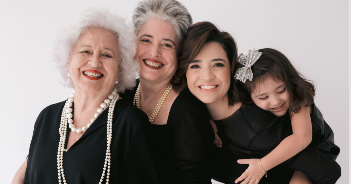 Edila Emília, de 91 anos, Edila Porto, Manuella Porto e a pequena Emilia representam quatro gerações unidas pelo amor, pela maternidade e por um legado que atravessa o tempo.