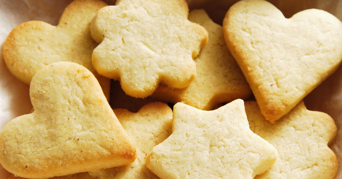 O biscoito amanteigado de 3 ingredientes é uma opção prática para o café da tarde, presentes ou datas comemorativas.